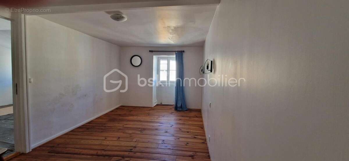 Maison chaleureuse de 211 m² avec ancien atelier de 180 m² au cœur de Couhé - photo 13