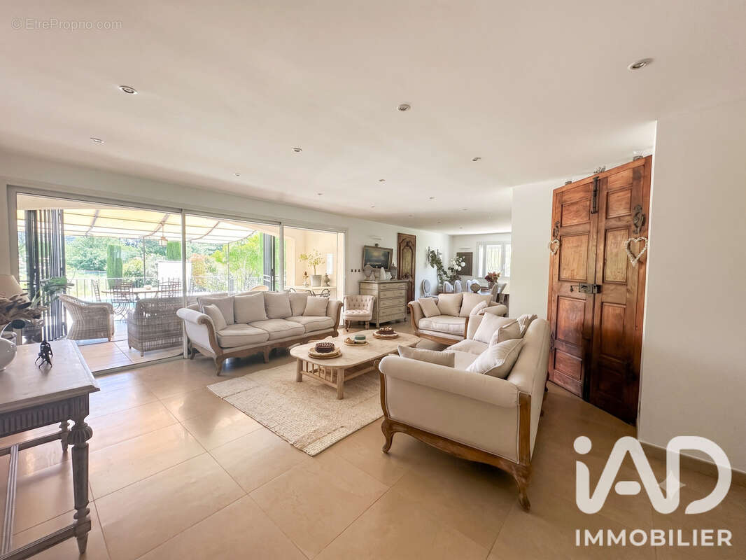 Maison 350 m² à Saint-Victoret  - photo 6