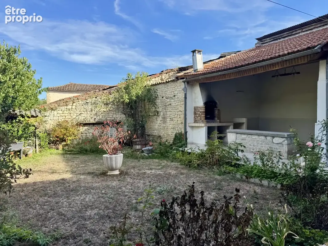 SAINT-AMANT-DE-BOIXE  Maison de village en pierre avec jardin et grand terrain - photo 2