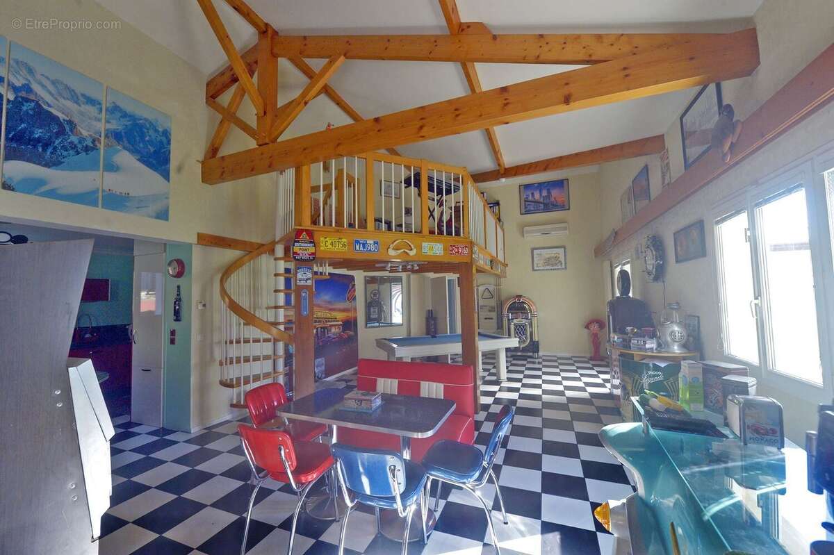 Maison 380 m² à Grezac  - photo 3