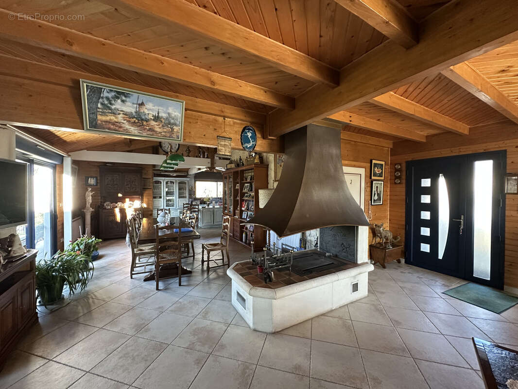 Maison à LA ROCHE-CHALAIS