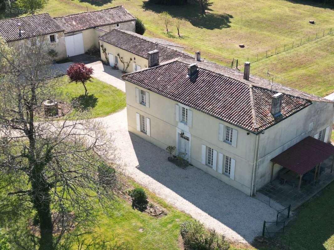 Maison à SAINT-GENIS-DE-SAINTONGE