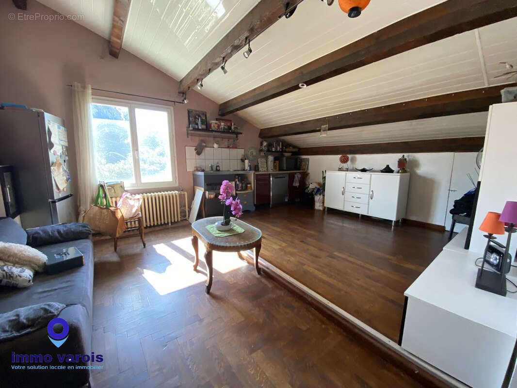 Signes :  En exclusivité : Propriété d'env.390m2 composée de plusieurs appartements sur 7000 m2 de terrain. - photo 11