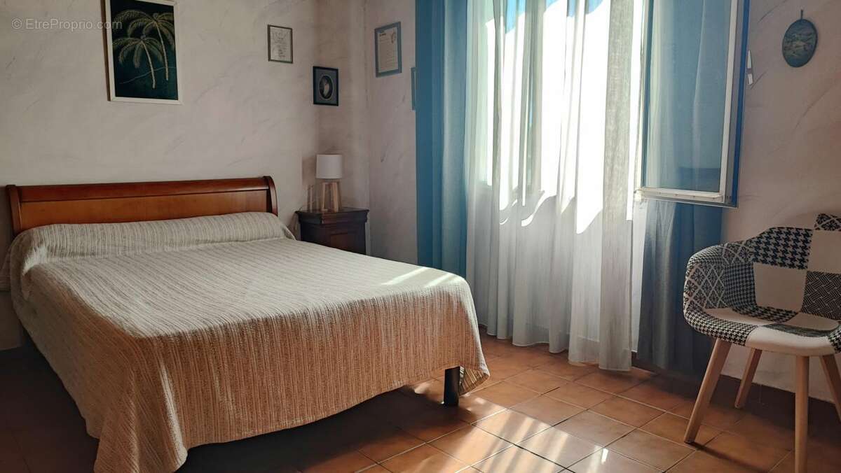 Maison à SAINT-LAURENT-DE-LA-SALANQUE