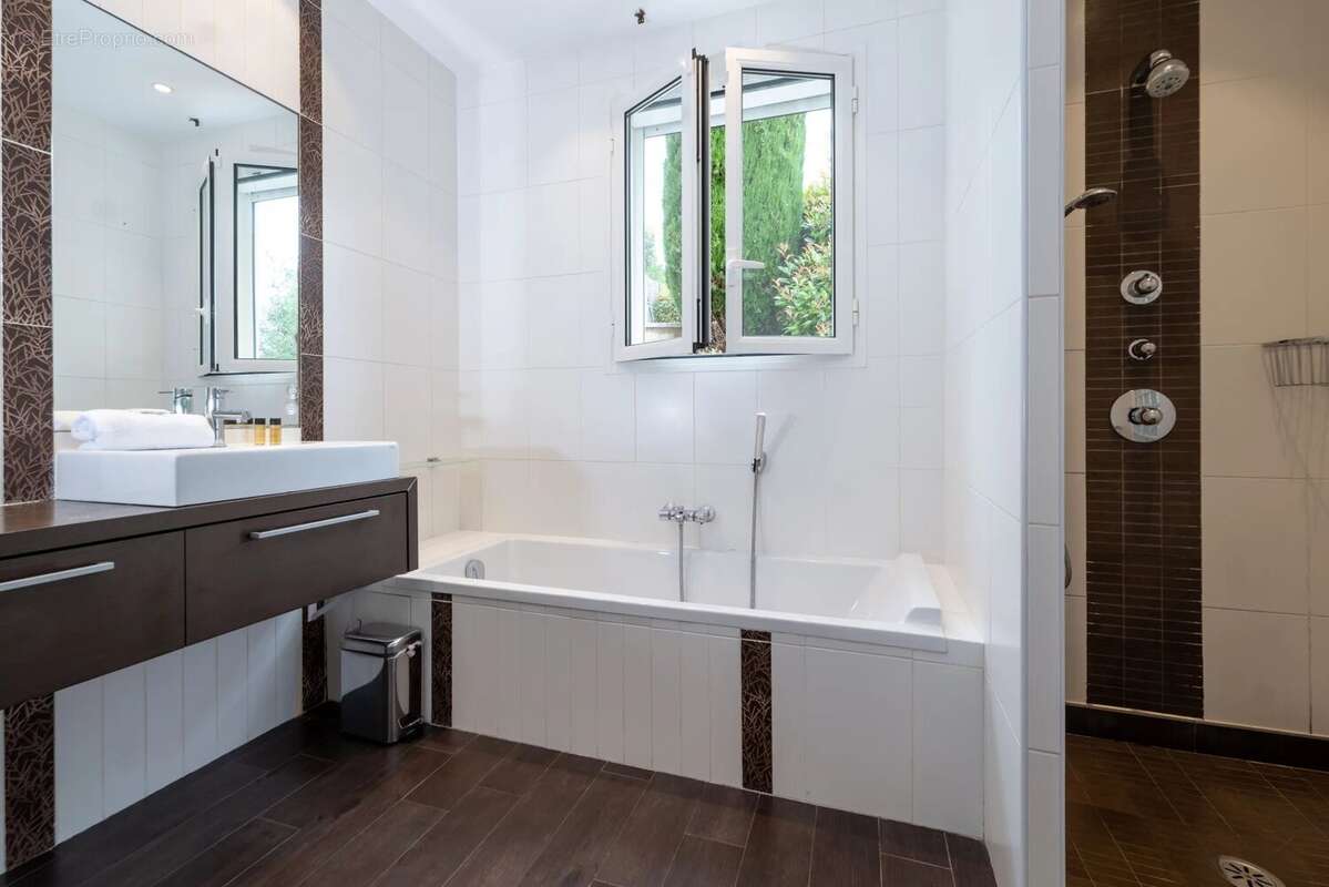 Falicon - Villa 7 pièces avec piscine chauffée, jardin 1350m², garage - photo 17