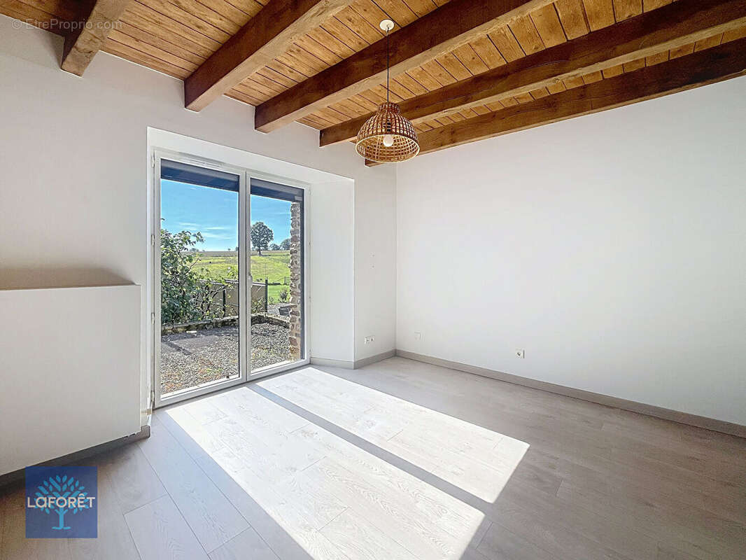 Maison à LIVRE-SUR-CHANGEON