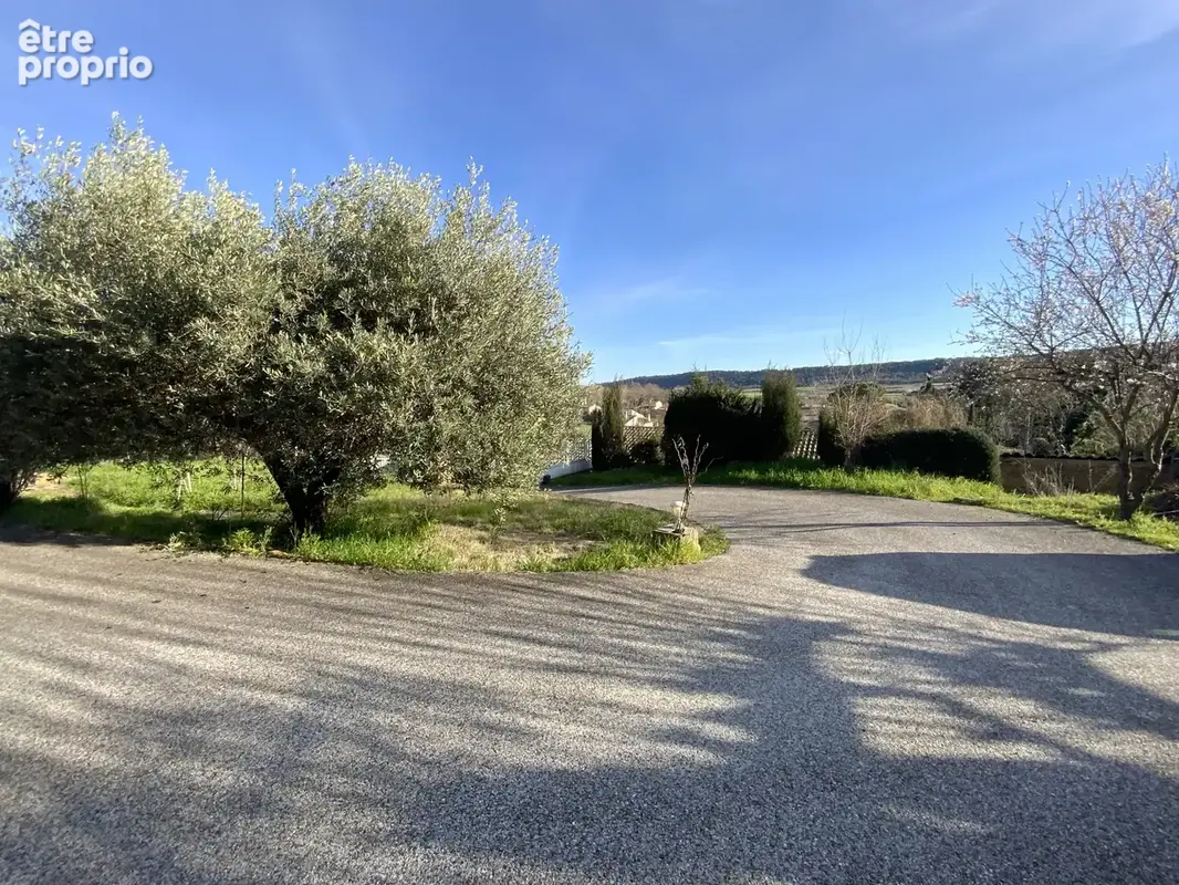 Villa de plain pied en position dominante avec vue . - photo 7