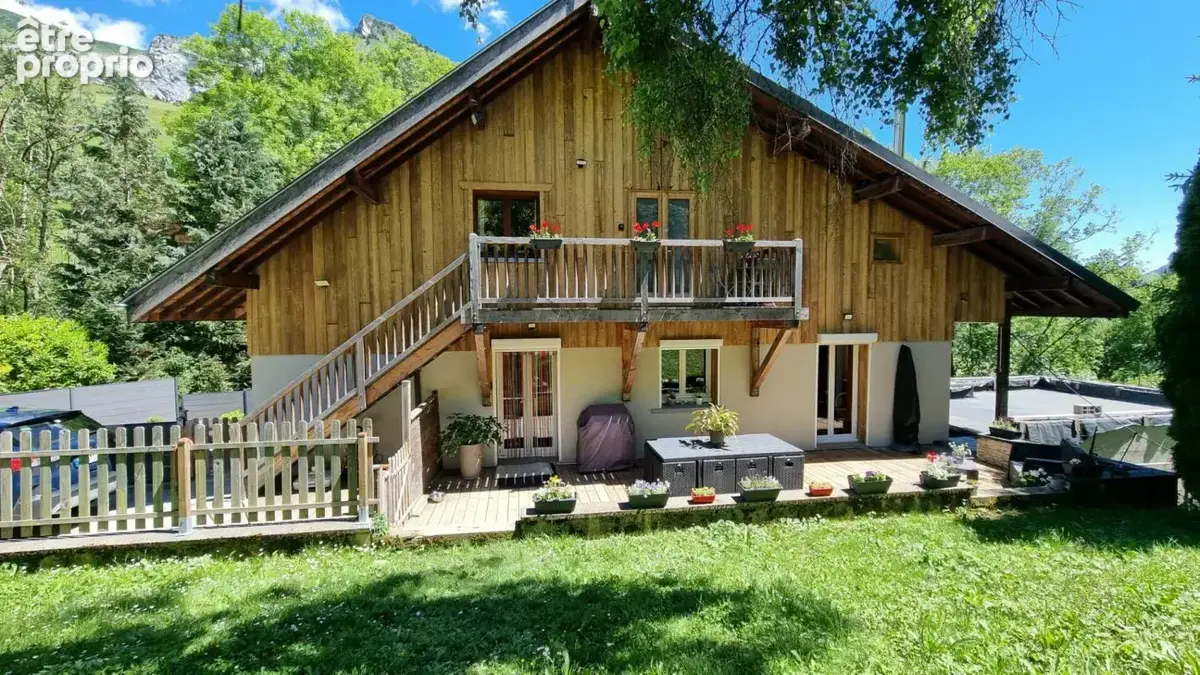 Maison à MONTMIN