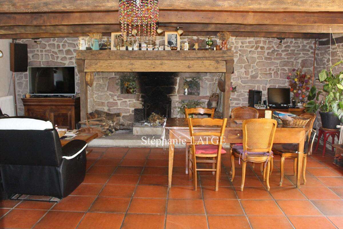 Ferme rénovée de 5 chambres avec Gîte à Larodde (63) - photo 2