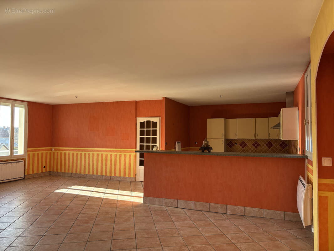 Maison à LE MAYET-DE-MONTAGNE