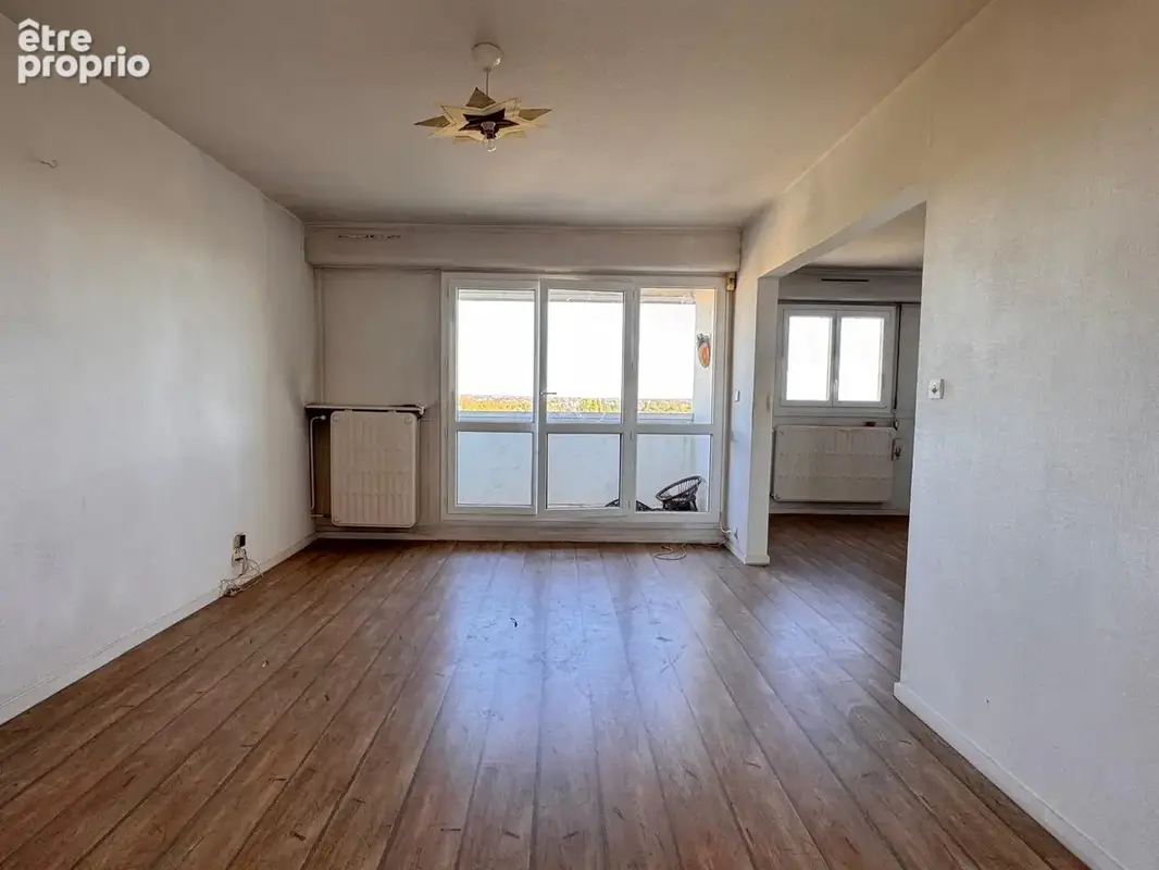 Vue exceptionnelle   76 m2   10e étage avec ascenseur   parking + cave   110 000 € - photo 10