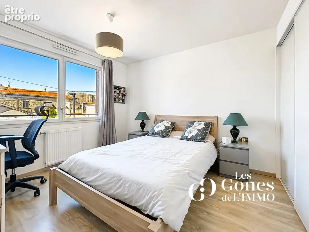 À pied du centre de Craponne   Superbe T4 récent avec balcon dans résidence sécurisée, possibilité garage doub - photo 5