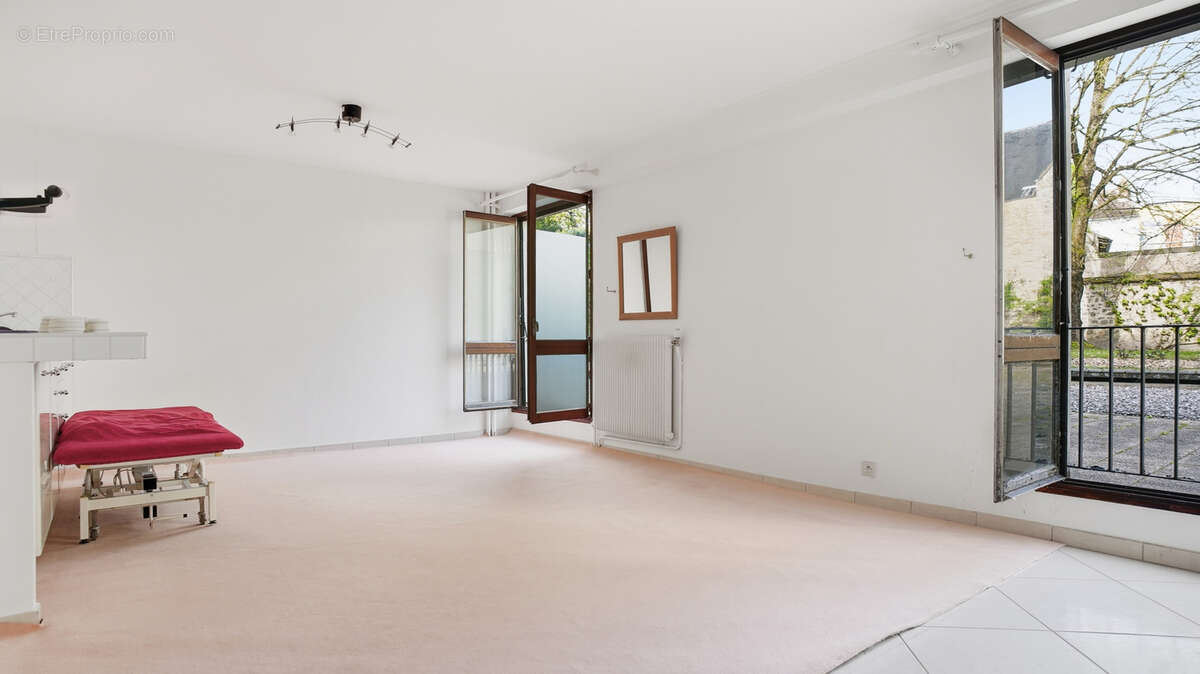 Commerce à FONTAINEBLEAU