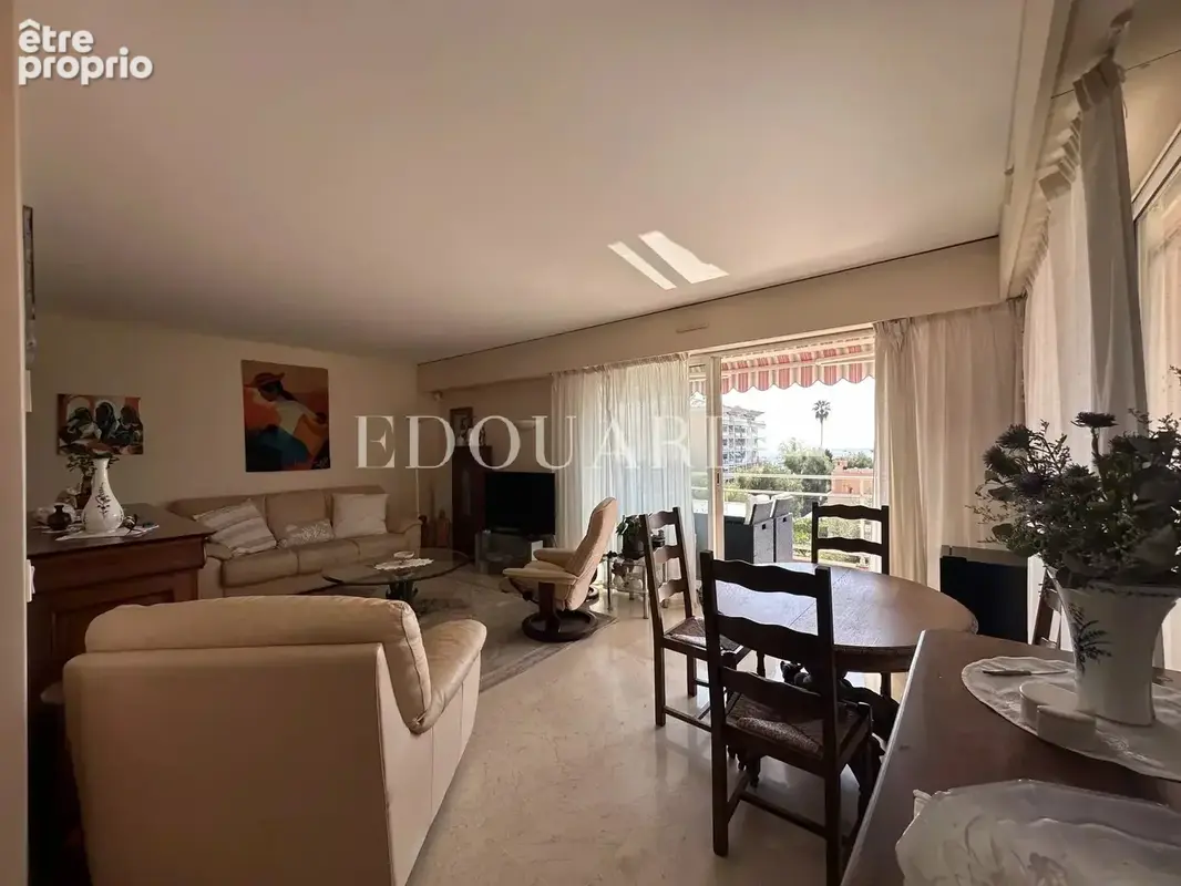 Dans immeuble de standing avec piscine, en exclusivité trois pièces avec vaste terrasse et garage - photo 2