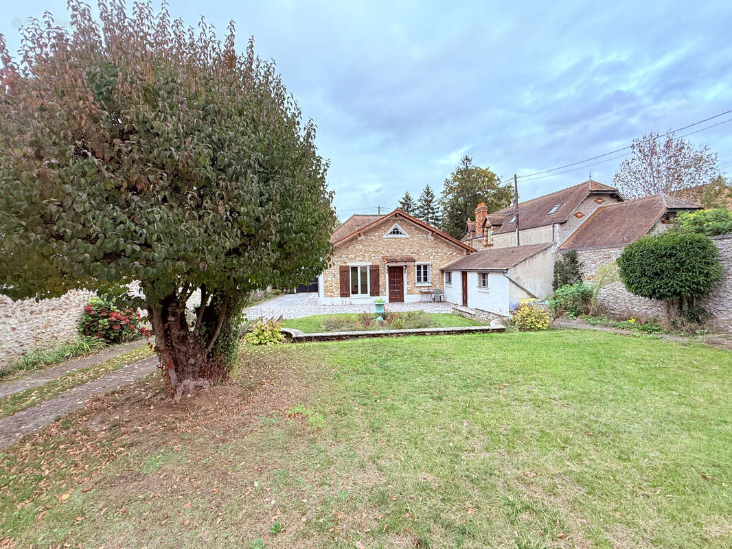 Maison à LA QUEUE-LES-YVELINES