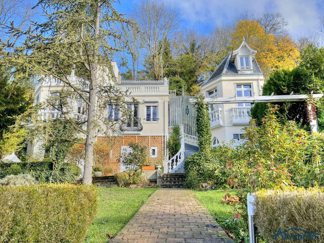 Maison à MANDRES-LES-ROSES