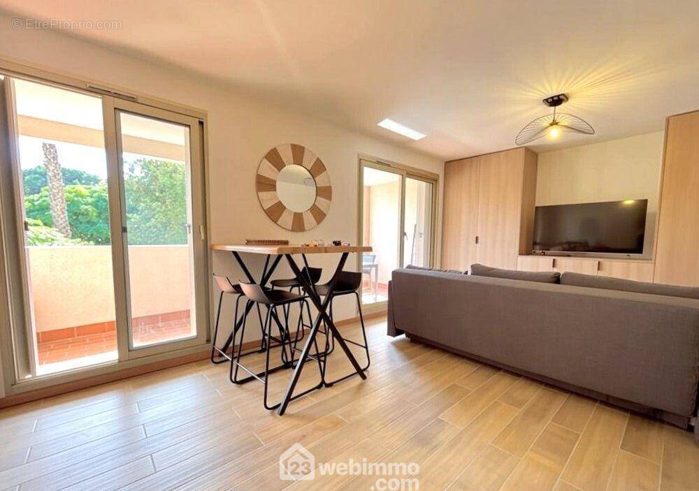 Séjour lumineux avec accès direct sur la terrasse, un espace convivial au c½ur de l?appartement. - Appartement à SAINTE-MAXIME
