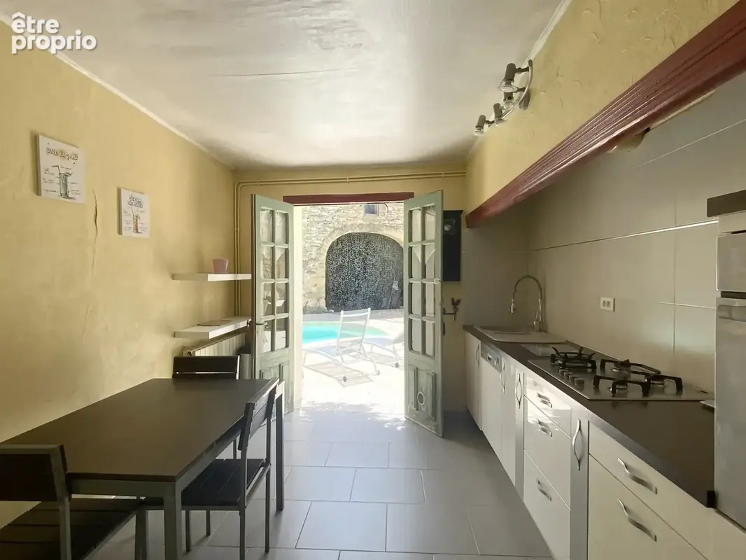 Mas de village du XIXo siècle avec cour , piscine dans un village avec commerces. - photo 15