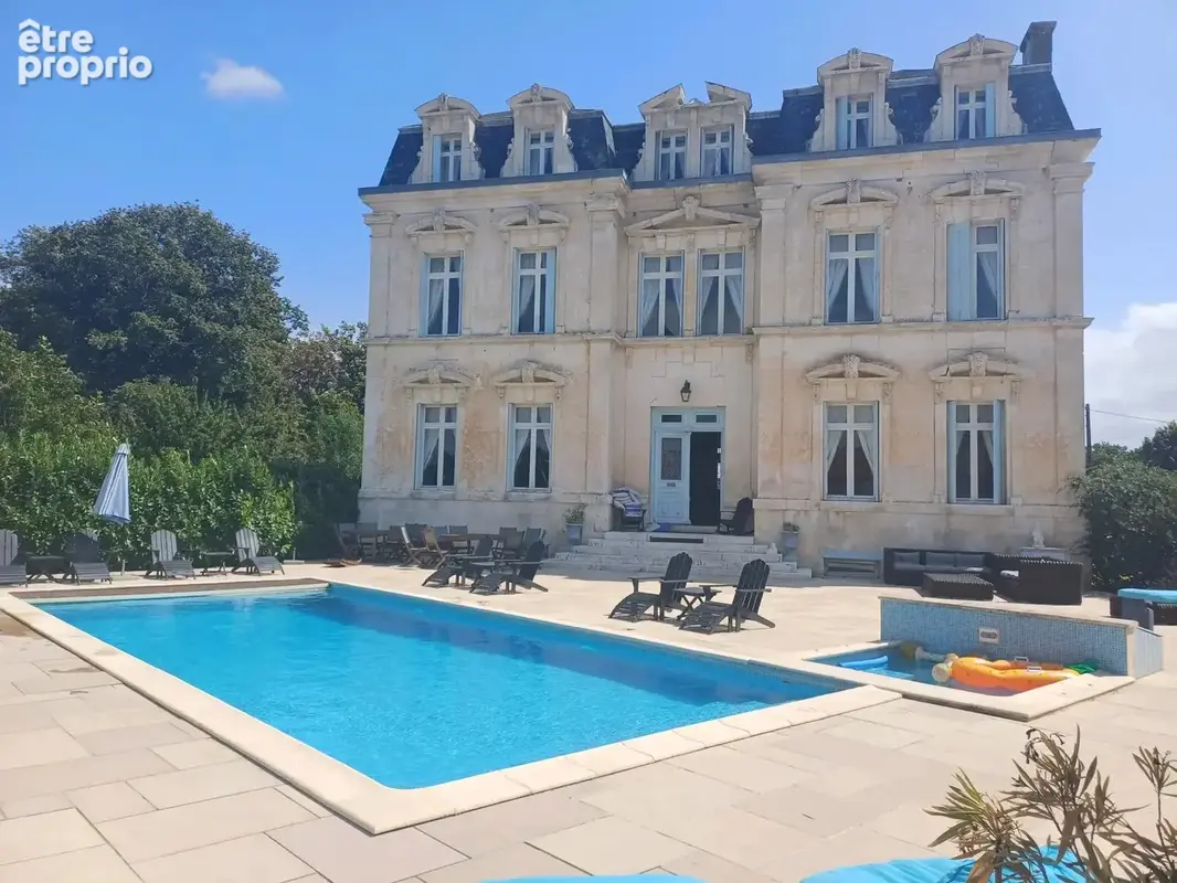 Photo Maison à Saint-Jean-D'angely au prix de 976 500€