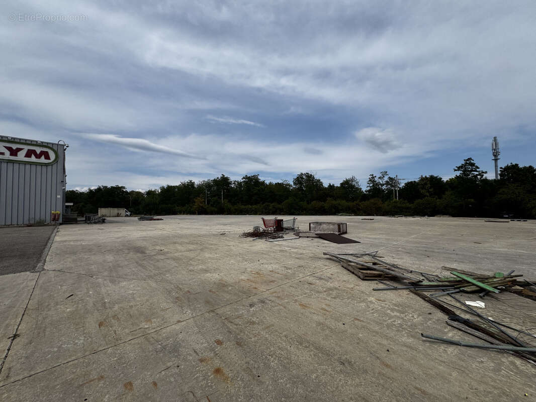 À vendre   Ensemble immobilier professionnel avec bureaux, entrepôts sur 8 136 m2 - photo 5