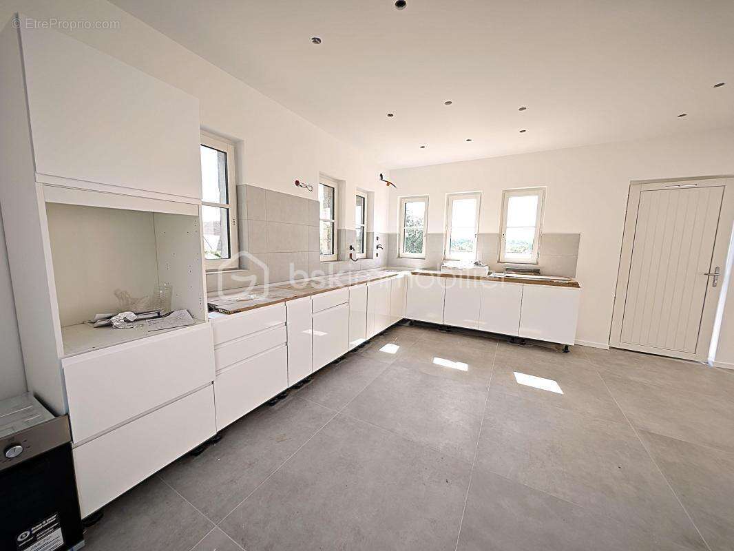 Maison exceptionnelle vue panoramique, d’une superficie de 144 m², sur sous-sol de 56 m² édifié sur terrain de 410 m² arboré et  - photo 12
