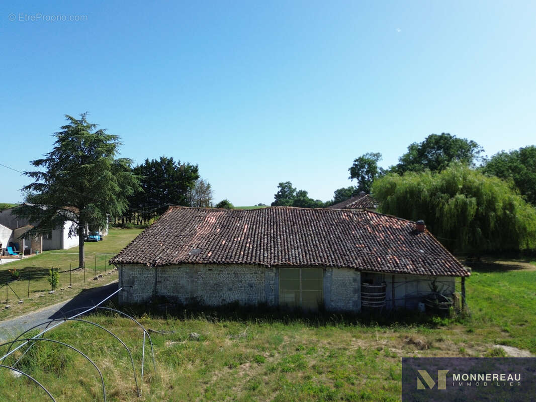 Maison ancienne avec grand jardin et dependances - photo 17