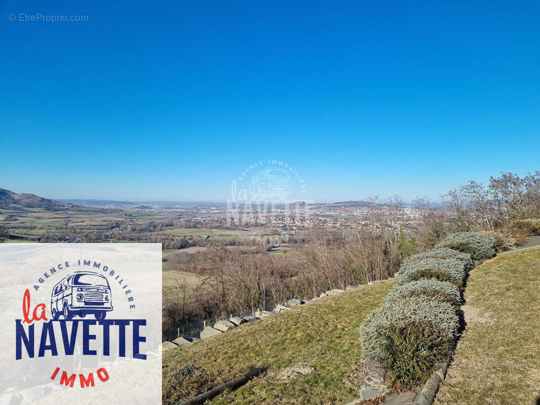 Terrain à VEYRE-MONTON