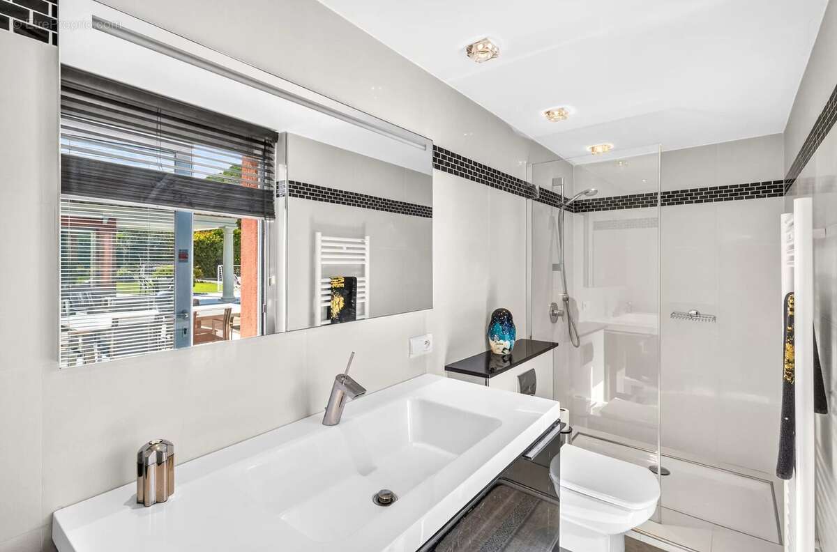 MOUGINS- belle villa individuelle de plain pied avec studio et piscine - photo 13