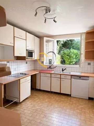 Maison familiale 9 pièces – 155 m² – Centre historique de Fontenay-le-Fleury (proche Versailles) - photo 2