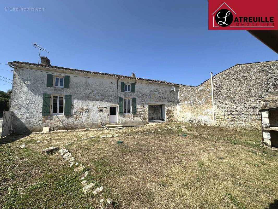Maison à SAINT-SIMON-DE-PELLOUAILLE