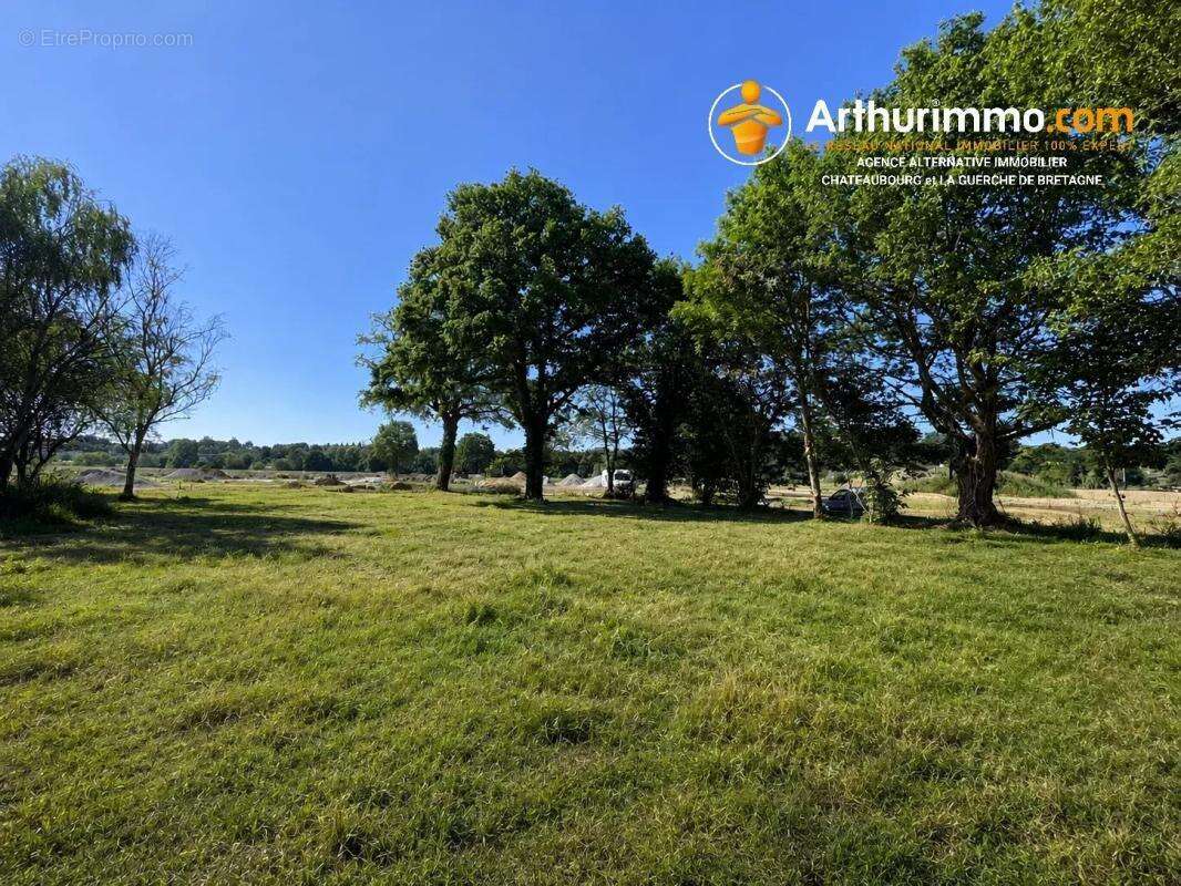 Terrain arboré, hors lotissement, libre de constructeur, vue dégagée plein sud, CHATEAUBOURG, 551 m² - photo 2