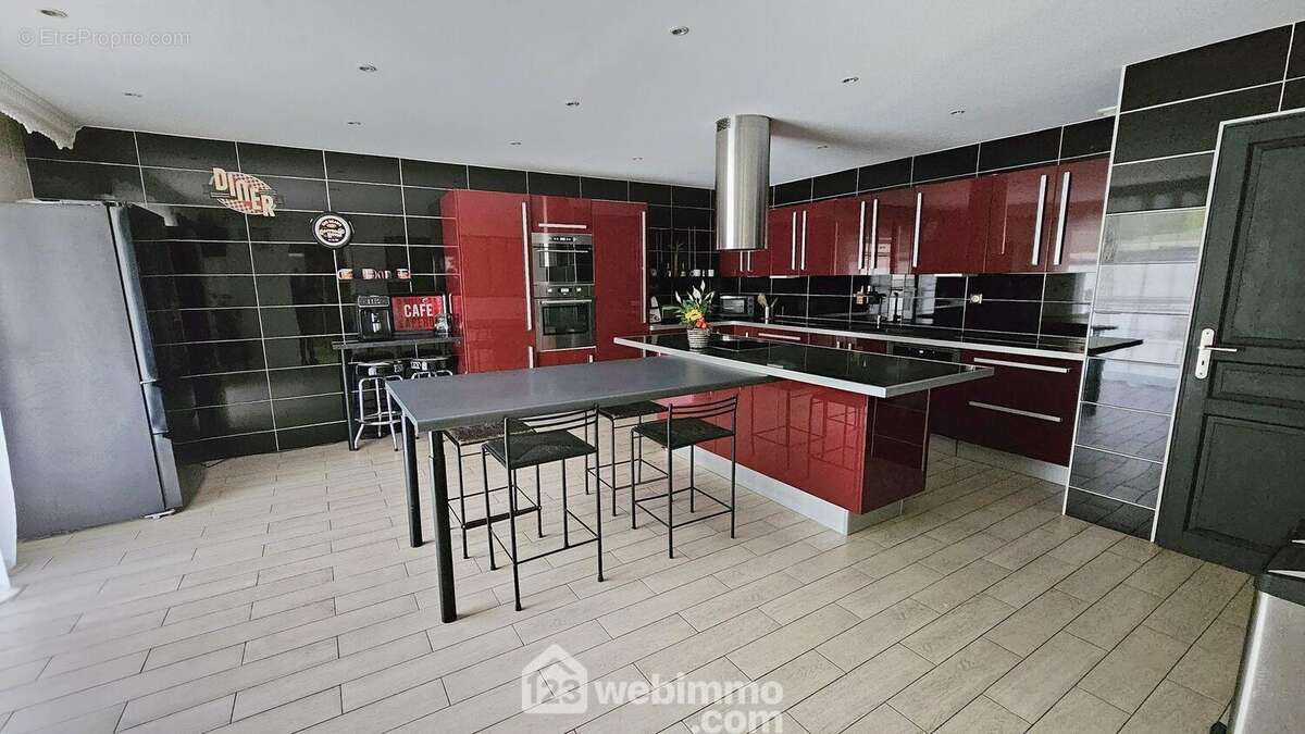 Une spacieuse cuisine de 33 m² avec un espace pour vos repas. - Maison à MILLY-LA-FORET