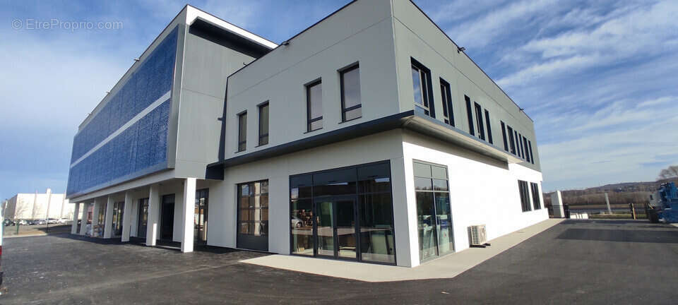 Commerce à VAULX-MILIEU