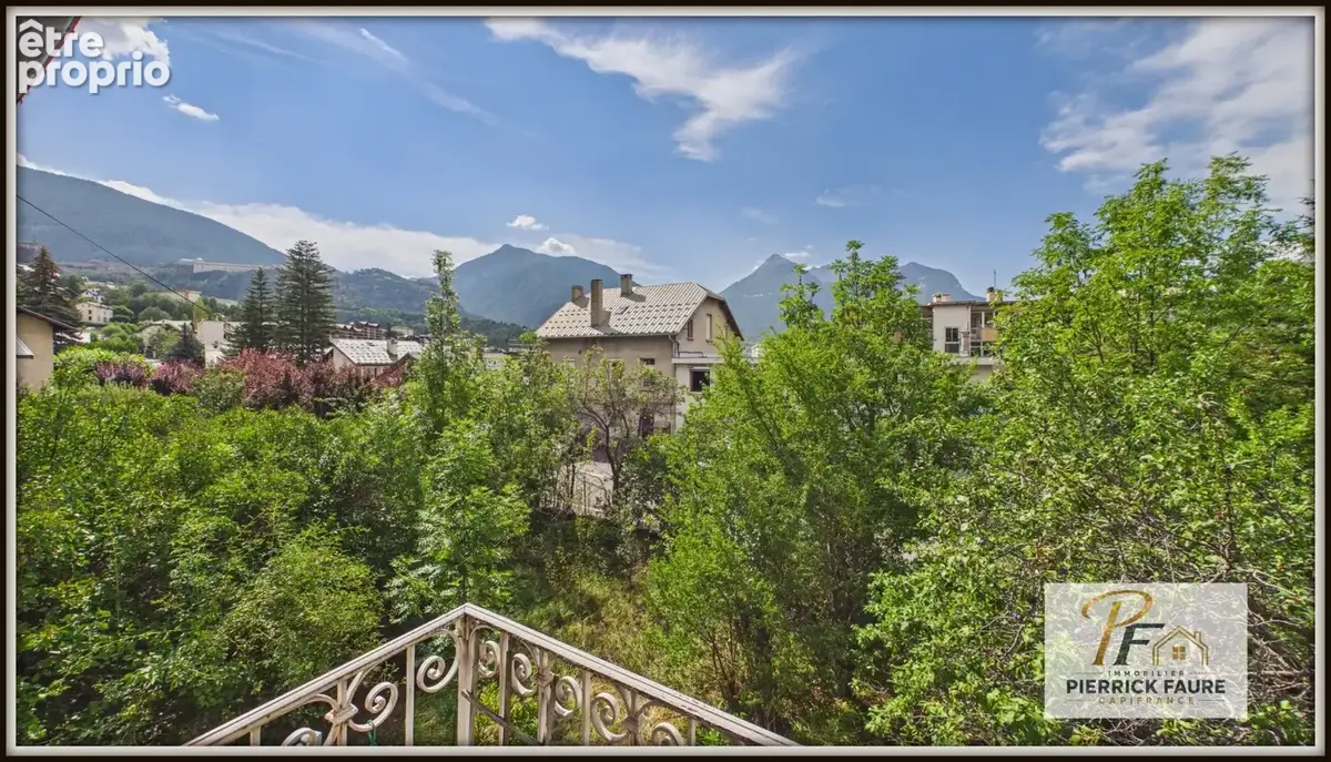 BRIANÇON – Maison historique de 193,67 m² à rénover, jardin arboré et vue montagne - photo 6