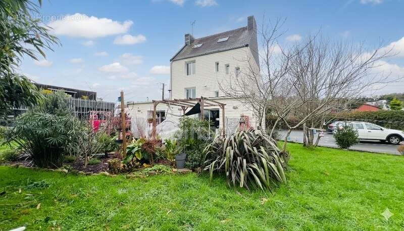 A VENDRE QUIMPER (29) - Immeuble de rapport sans copropriété avec 4 appartements d'une surface habitable de 220 m² - Terrain 600 - photo 2