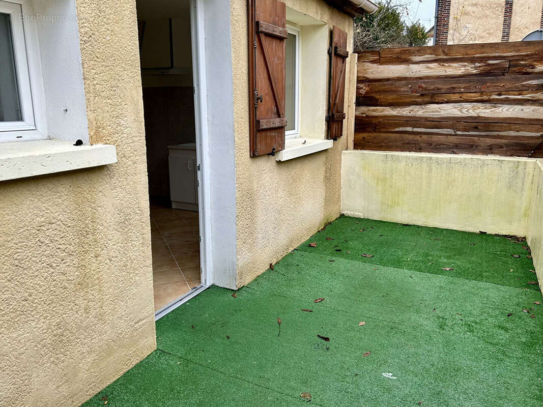 Maison à LAROCHE-SAINT-CYDROINE