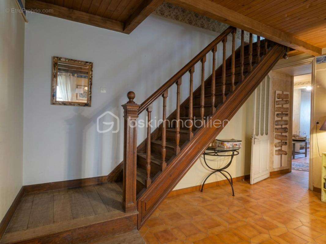 Marennes centre – Maison familiale en pierre de 145 m², 4 chambres, cour sans vis-à-vis et garage - photo 6