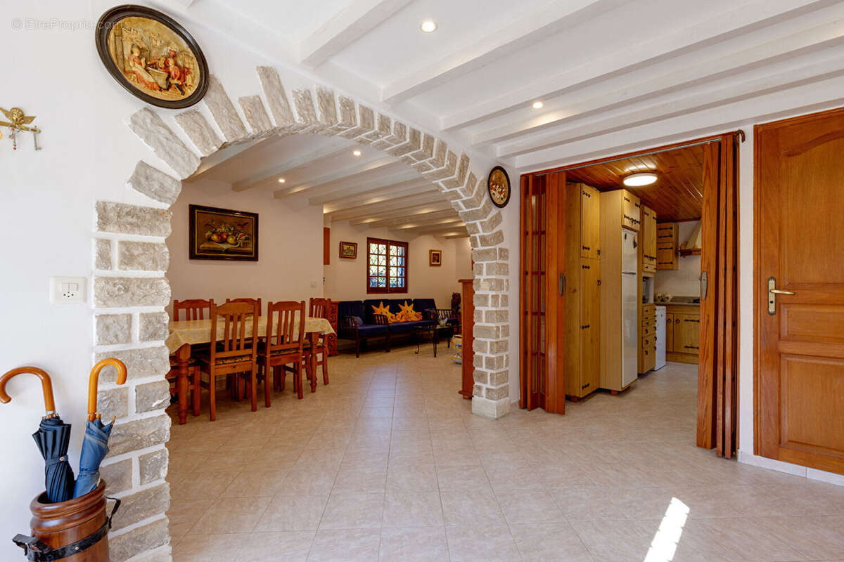 Maison Yvoire 4 pièces 100,50 m² sur 1180 m² de terrain avec piscine. - photo 3