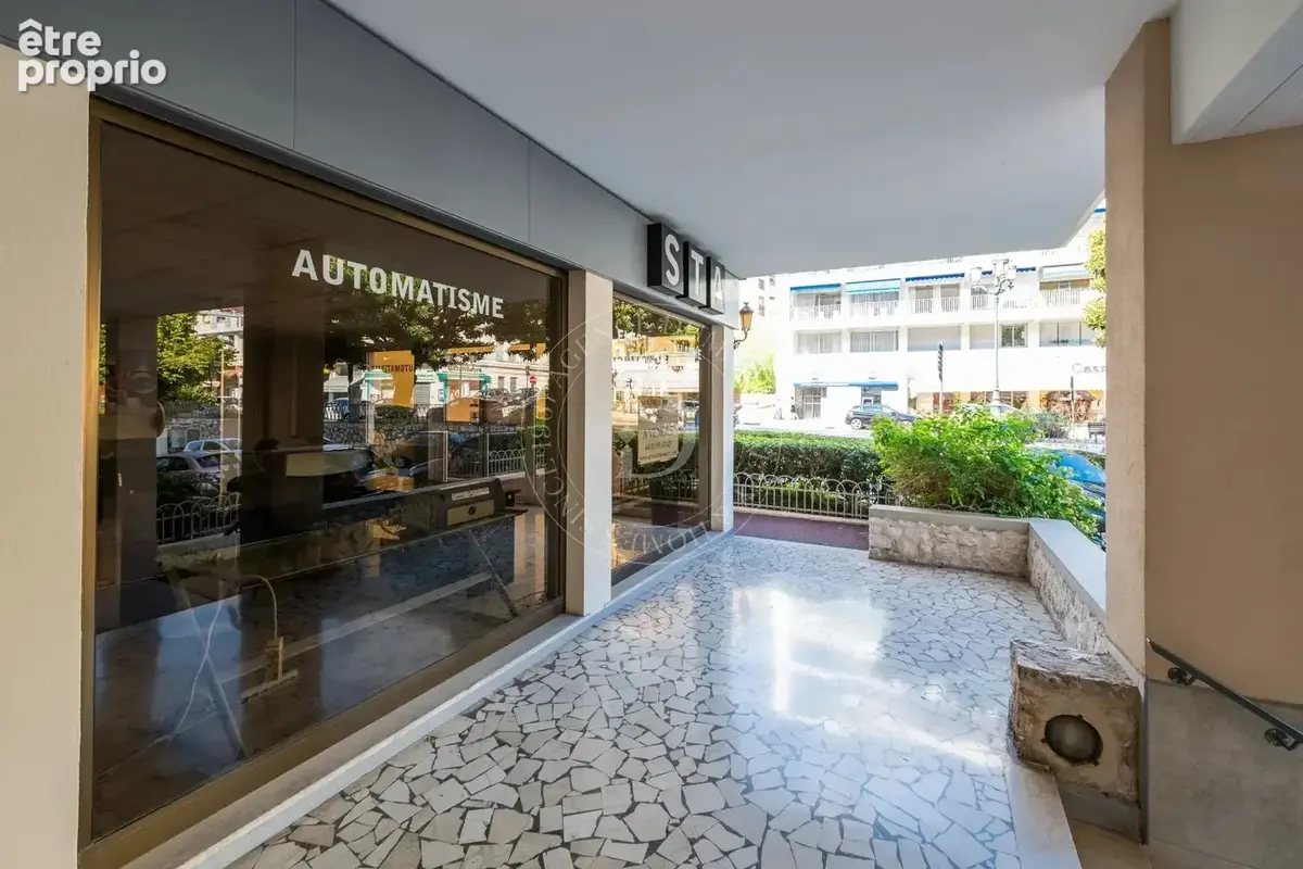 Beaulieu-sur-Mer – Local commercial de 90 m² avec quatre vitrines - photo 2