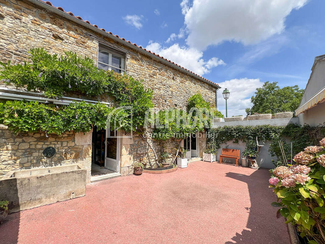 Maison 143 m² à Sainte-Hermine  - photo 2