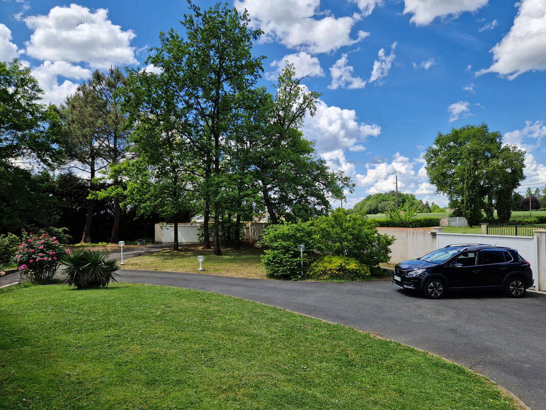 Proche Périgueux MAISON de PLAIN PIED 146 m2 avec 4 chambres / Grand garage / Grand terrain avec PISCINE. - photo 34