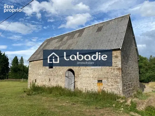 A proximité d'un bourg tous commerces, un beau bâtiment en pierres à rénover, terrain de 3128m2. - photo 6