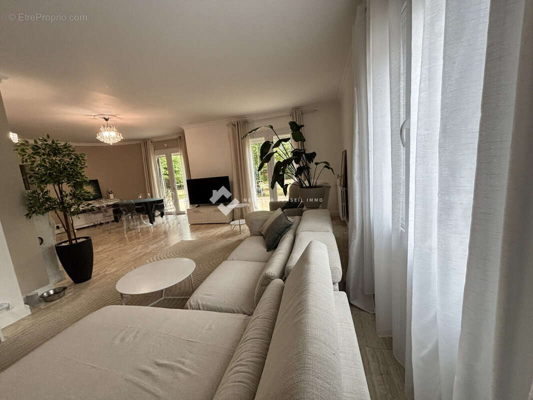 Maison 285 m² à Neuville-De-Poitou  - photo 2