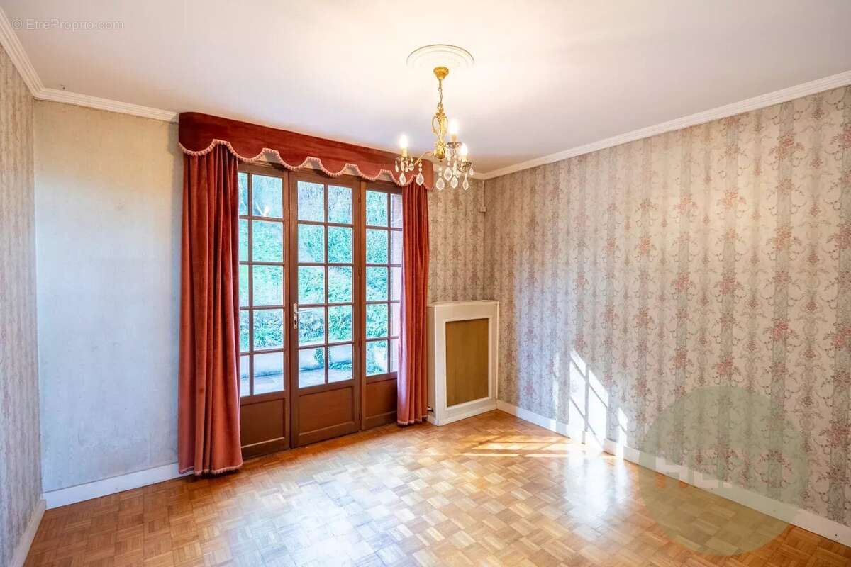 Maison à NEAUPHLE-LE-CHATEAU