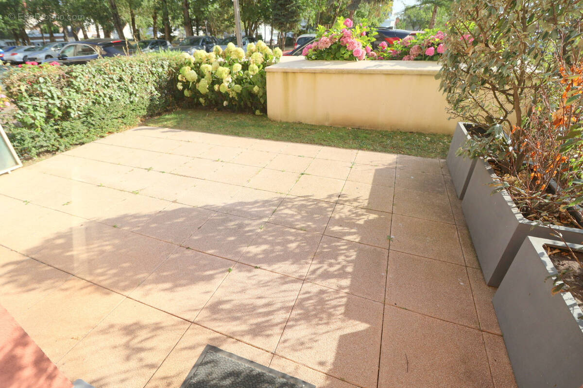 Face à un parc classé superbe 3 pièces de 80.61 m2 avec terrasse de 25 m2 cave et parking - photo 2