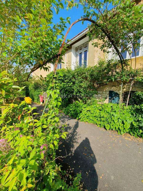 Maison à SAINT-JEAN-D'ANGELY