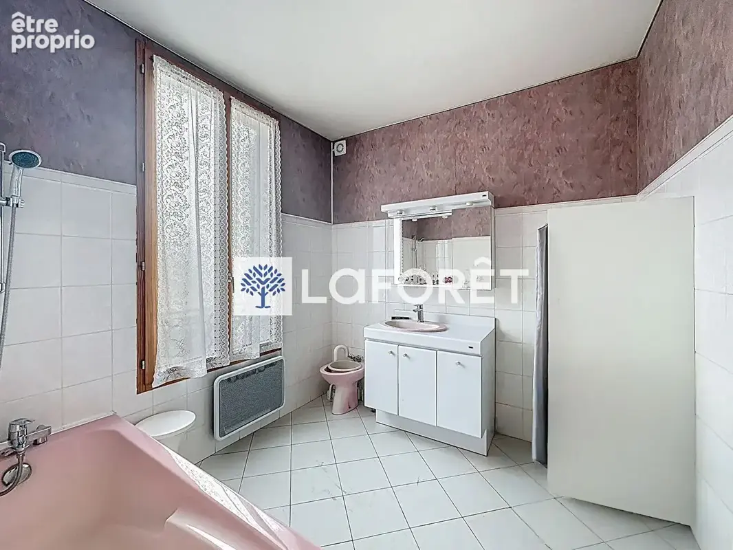 Maison sur 3 niveaux avec un sous sol  - Fort potentiel - Centre Saint-Nom - photo 13