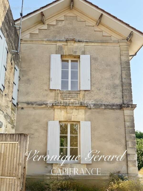 Maison à PETIT-PALAIS-ET-CORNEMPS