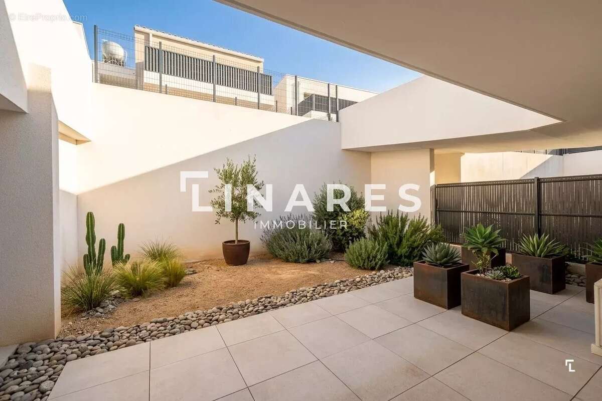 LE DOMAINE DE BELLEPEIRE - Appartement T2 de 43m² - Terrasse - Jardin de 30m2- Box (sus) - 13170 LESPENNES MIRABEAU - photo 8
