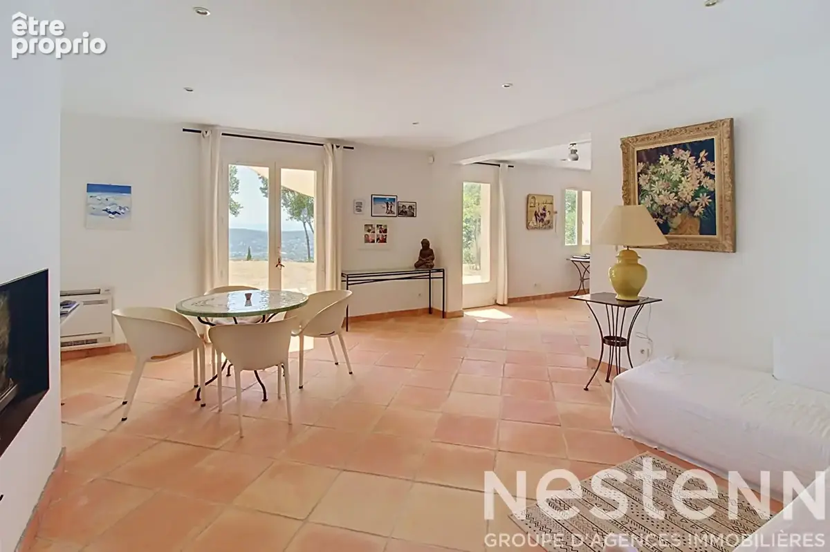 A VENDRE DRAGUIGNAN sur les hauteurs - Maison T5 4 chambres, piscine, terrain plat - photo 4